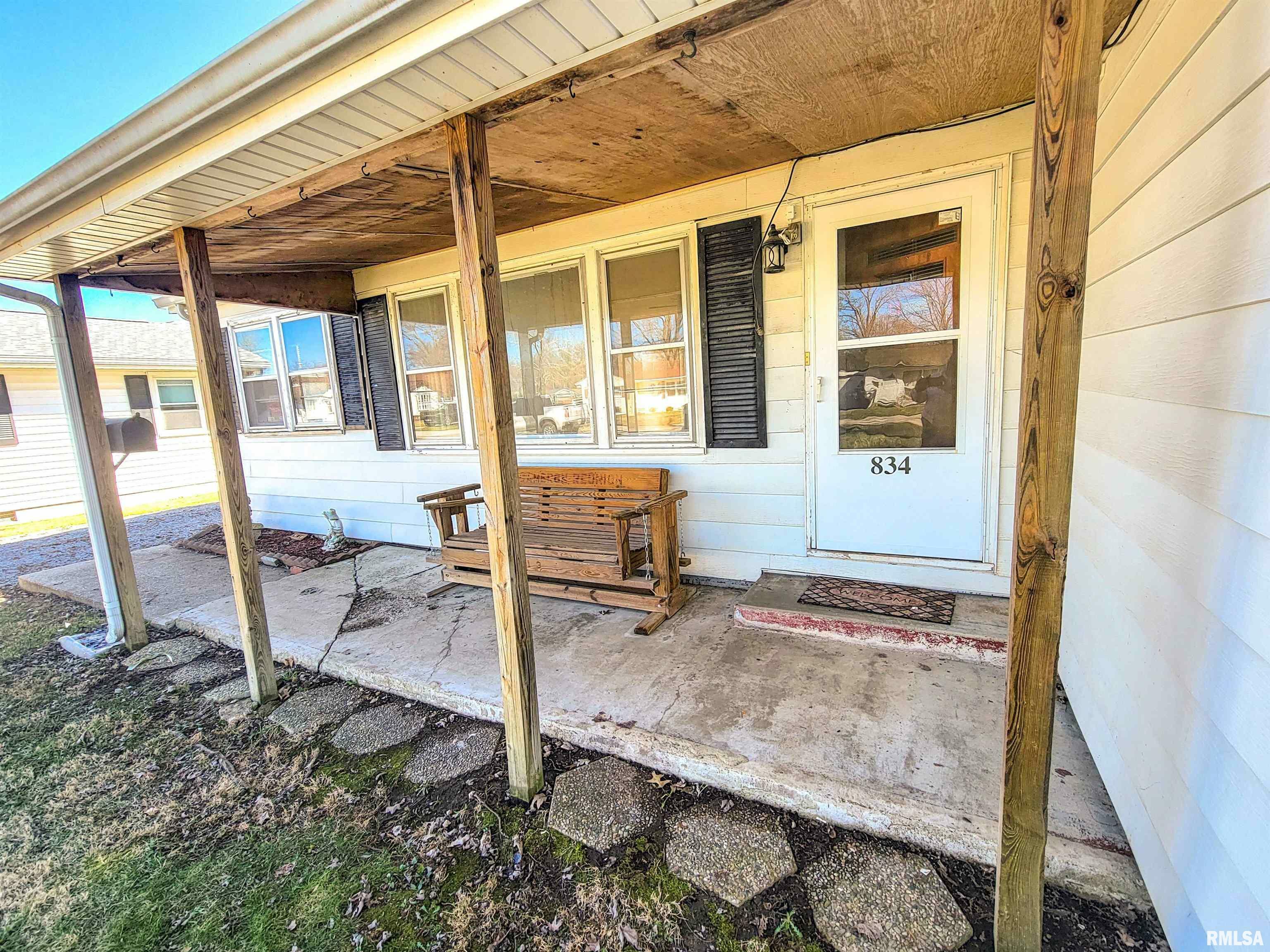 Property Photo: 834 E 4th Street IL 62839