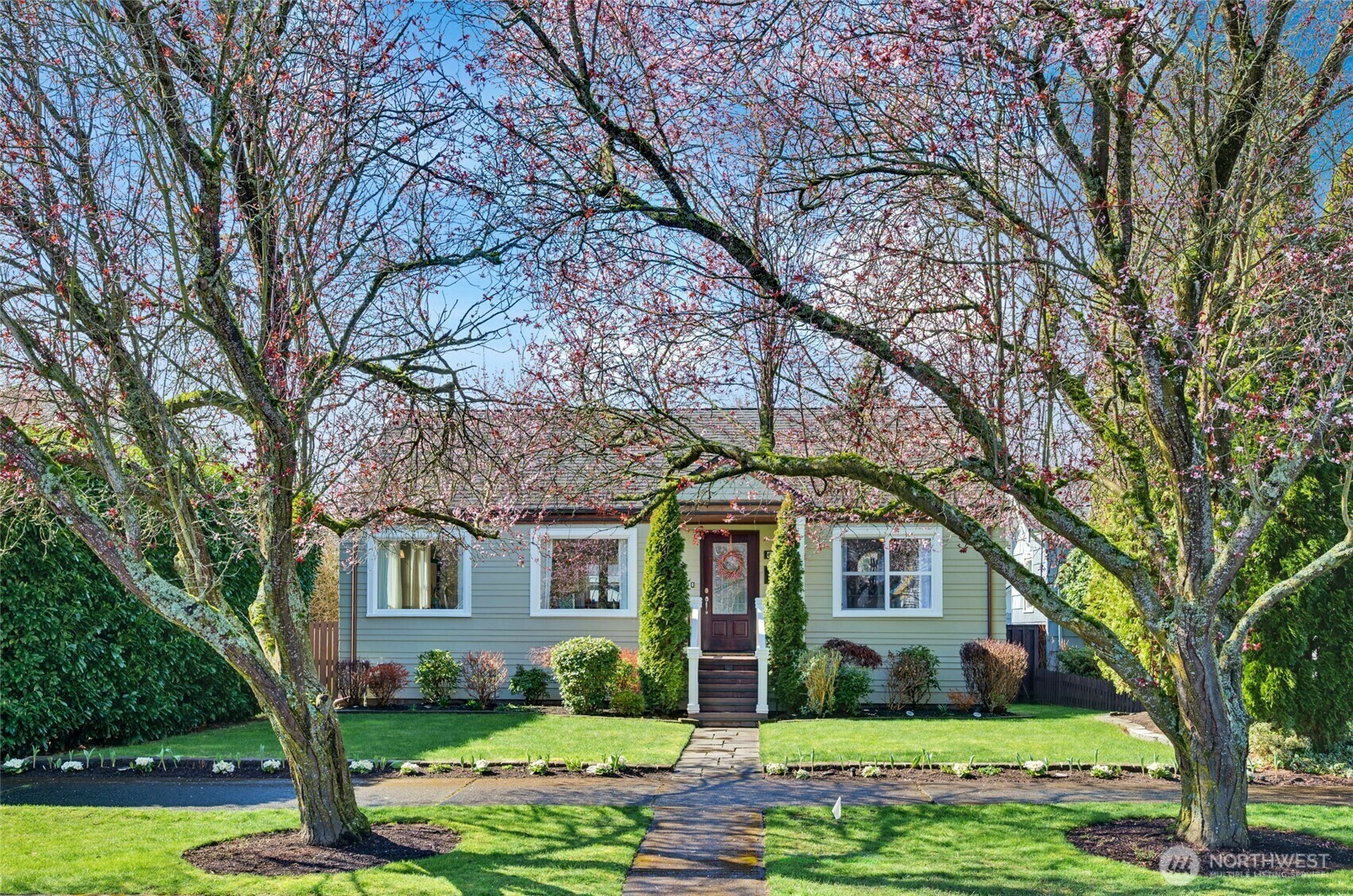 Property Photo: 1118 Hoyt Avenue WA 98201