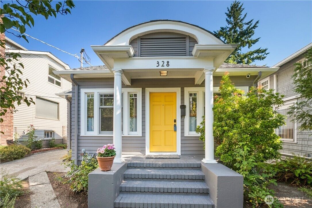 Property Photo:  328 NE 51st Street  WA 98105 