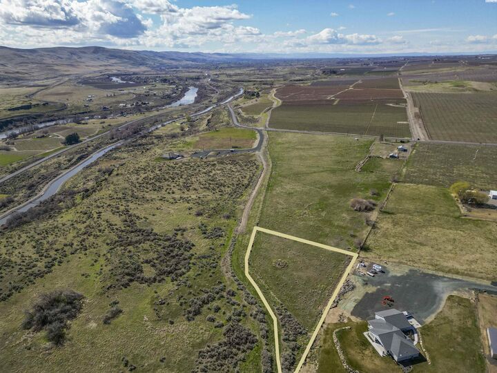Property Photo:  35101 N District Line Rd  WA 99320 