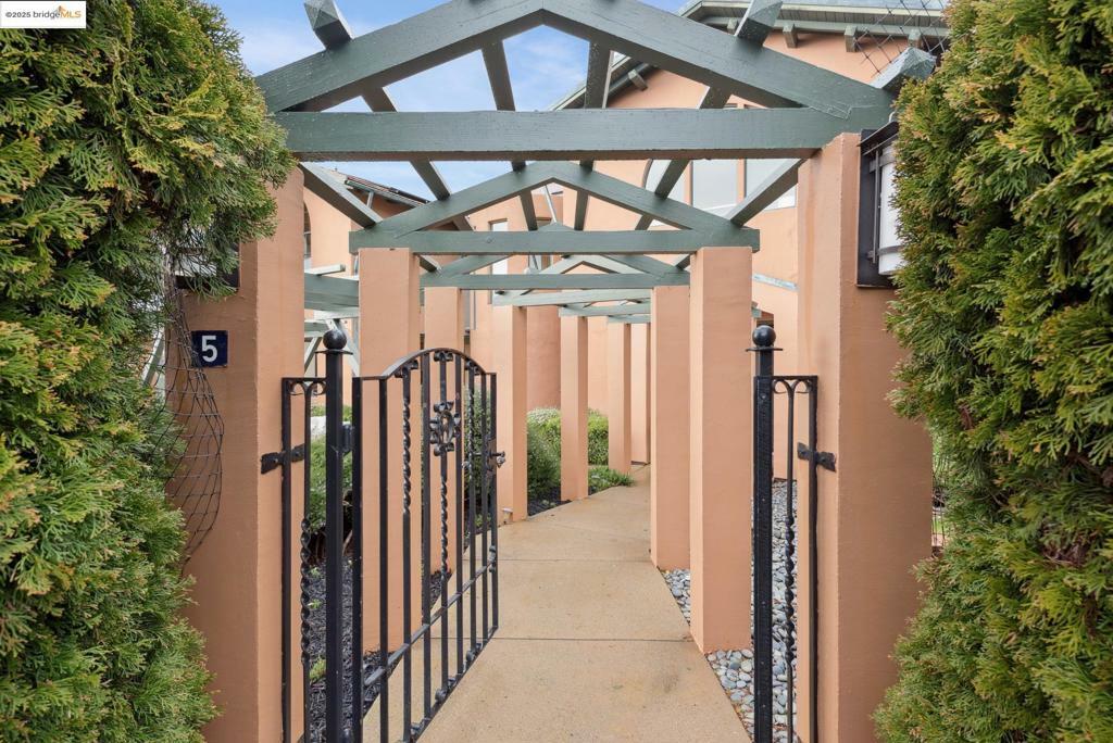 Property Photo:  5 Woodside Way  CA 94611 