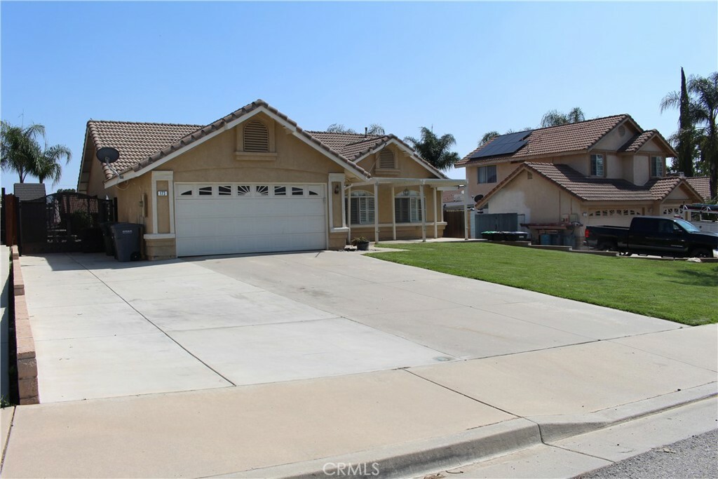 Property Photo: 173 Victoria Lane CA 92320