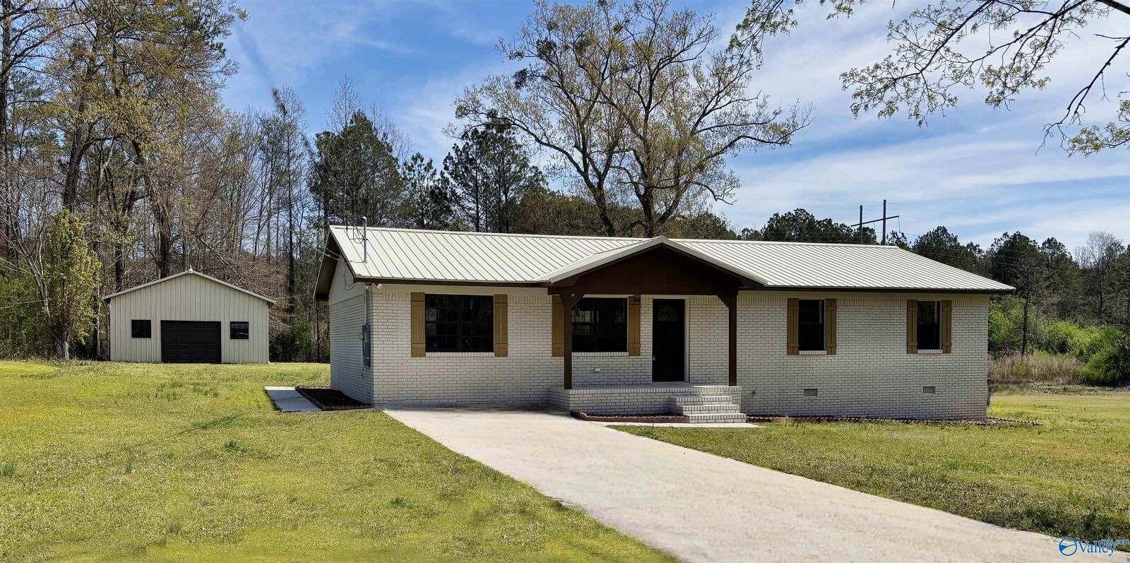 Property Photo: 5889 River Oak Drive S AL 35907