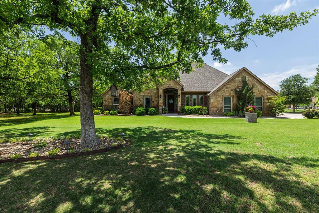 Property Photo: 466 Ellis Creek Lane TX 76085