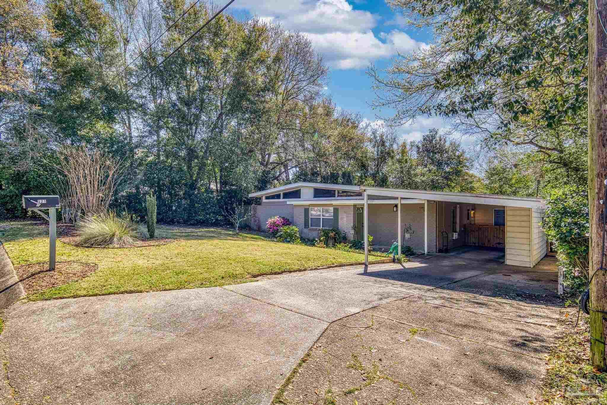 Property Photo: 921 Lagoon Dr FL 32505