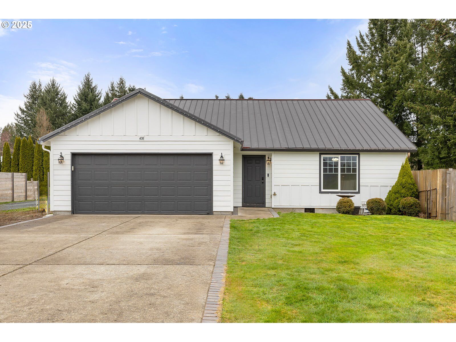 Property Photo:  408 E Jones St  WA 98675 