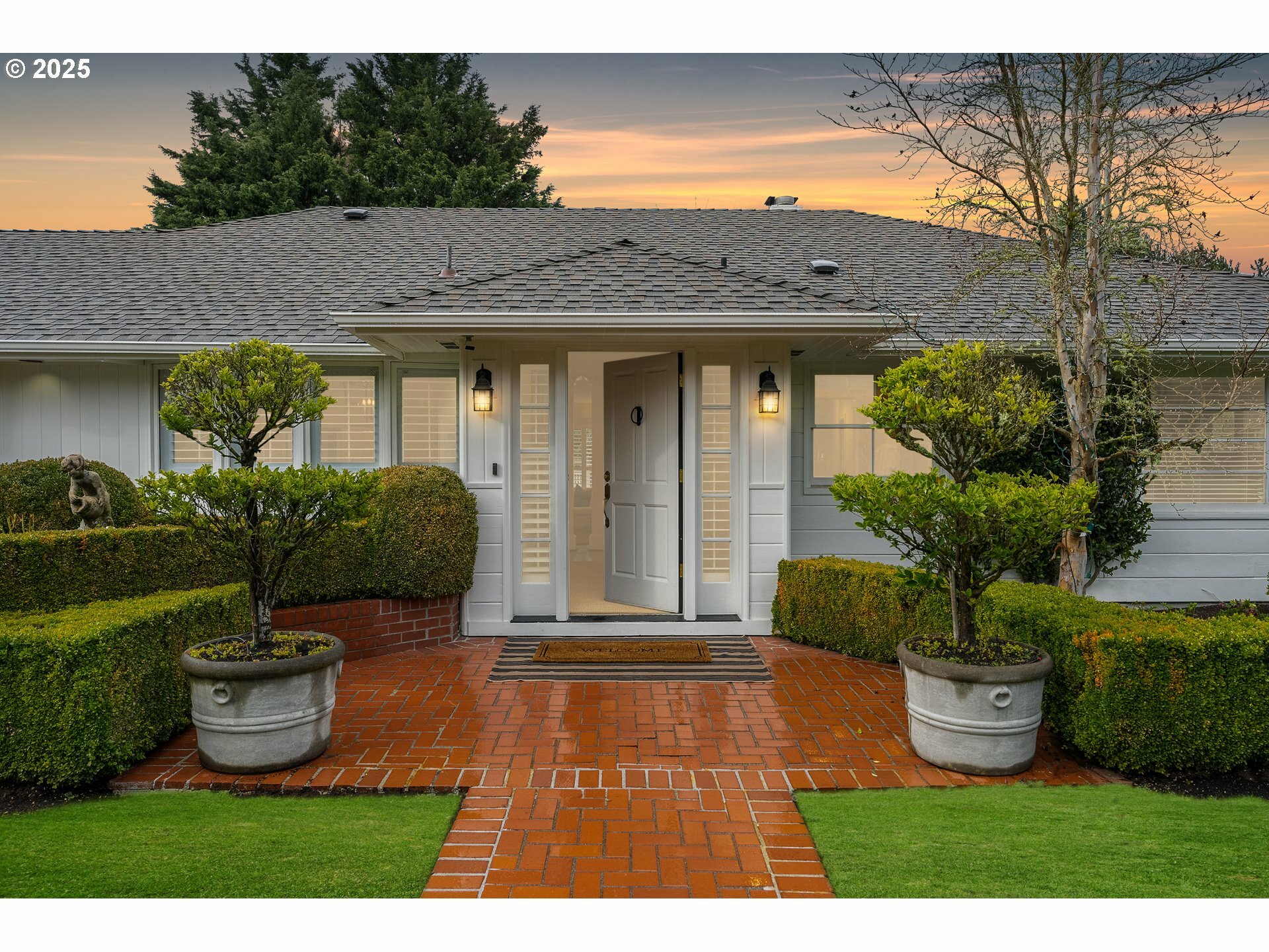 8325 SW Crestwood Ln  Portland OR 97225 photo