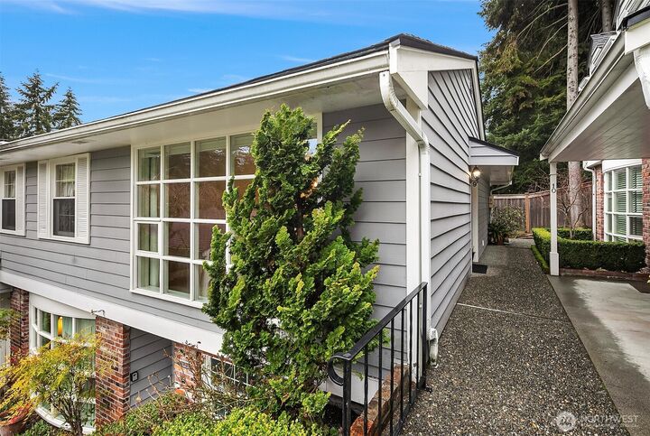 Property Photo:  1420  Bellevue Way SE #9  WA 98004 