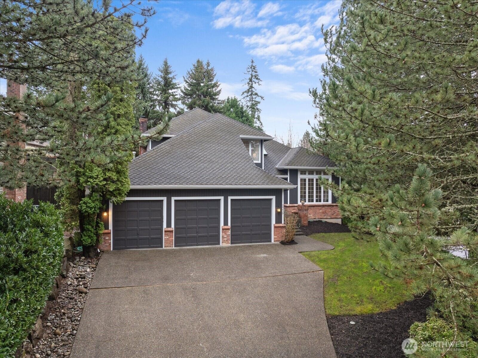 House for sale in Sammamish: 24429 SE 42nd Pl Place, Sammamish, WA 98029
