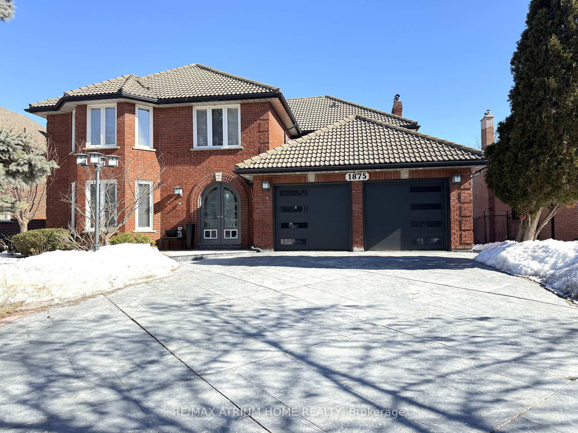 Property Photo: 1875 Folkway Drive ON L5L 2X1