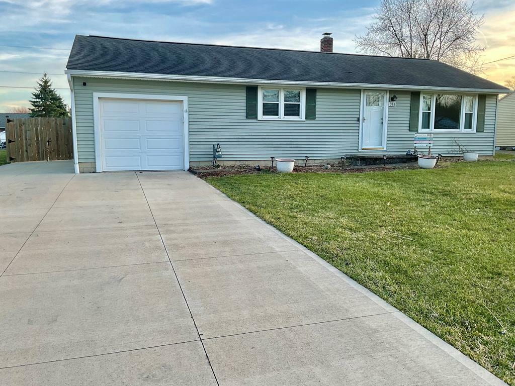 Property Photo: 1013 Summit Dr OH 44805