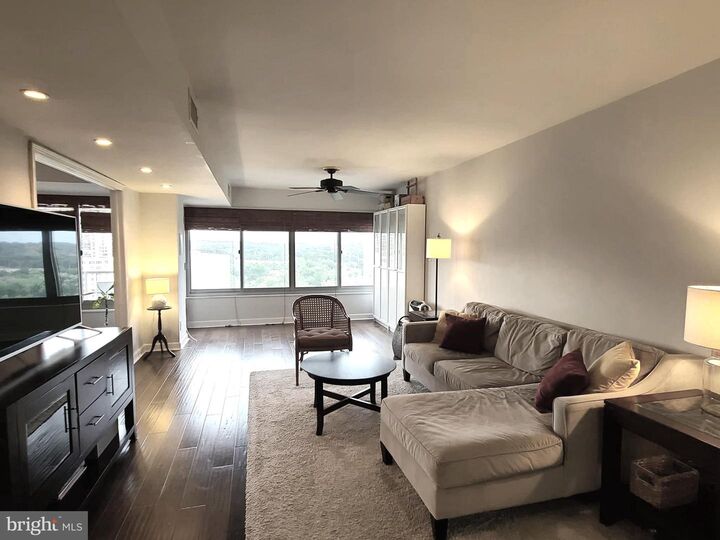 Property Photo: 5340 Holmes Run Parkway 1410 VA 22304