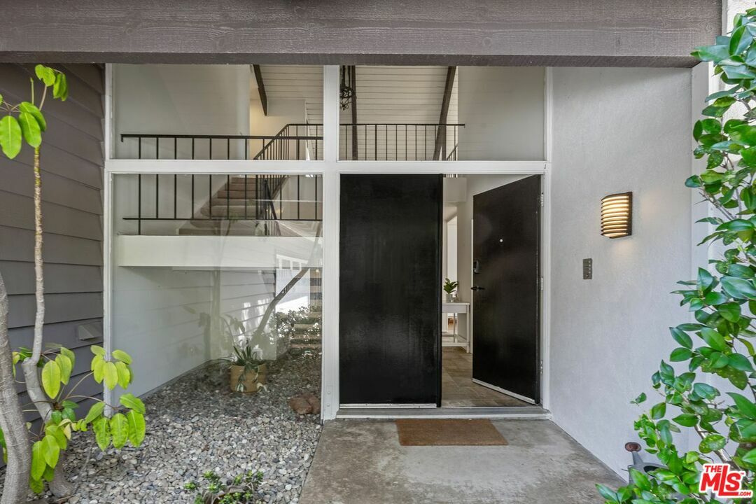 Property Photo: 2408 Banyan Dr CA 90049