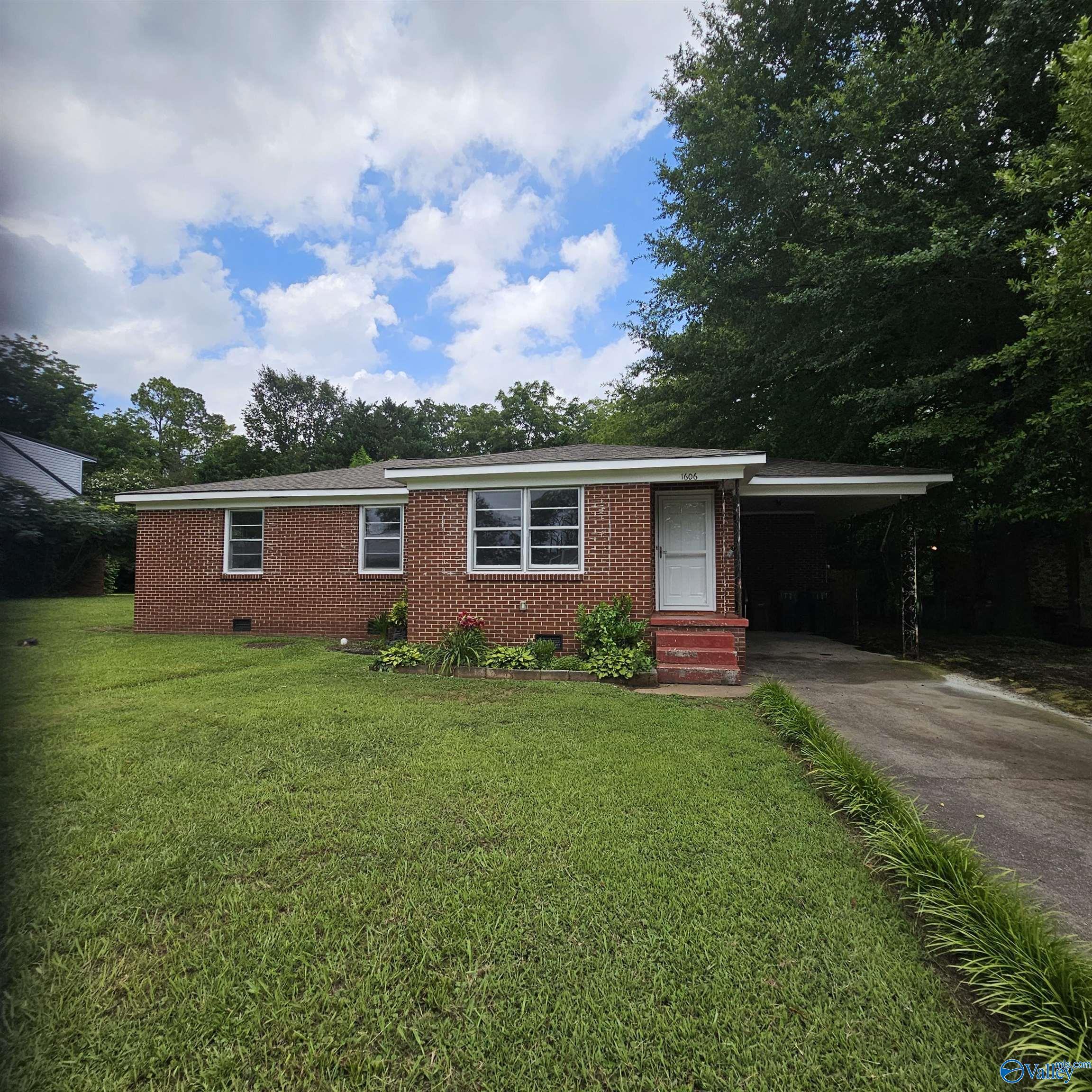 Property Photo:  1606 Chenault Drive SE  AL 35601 