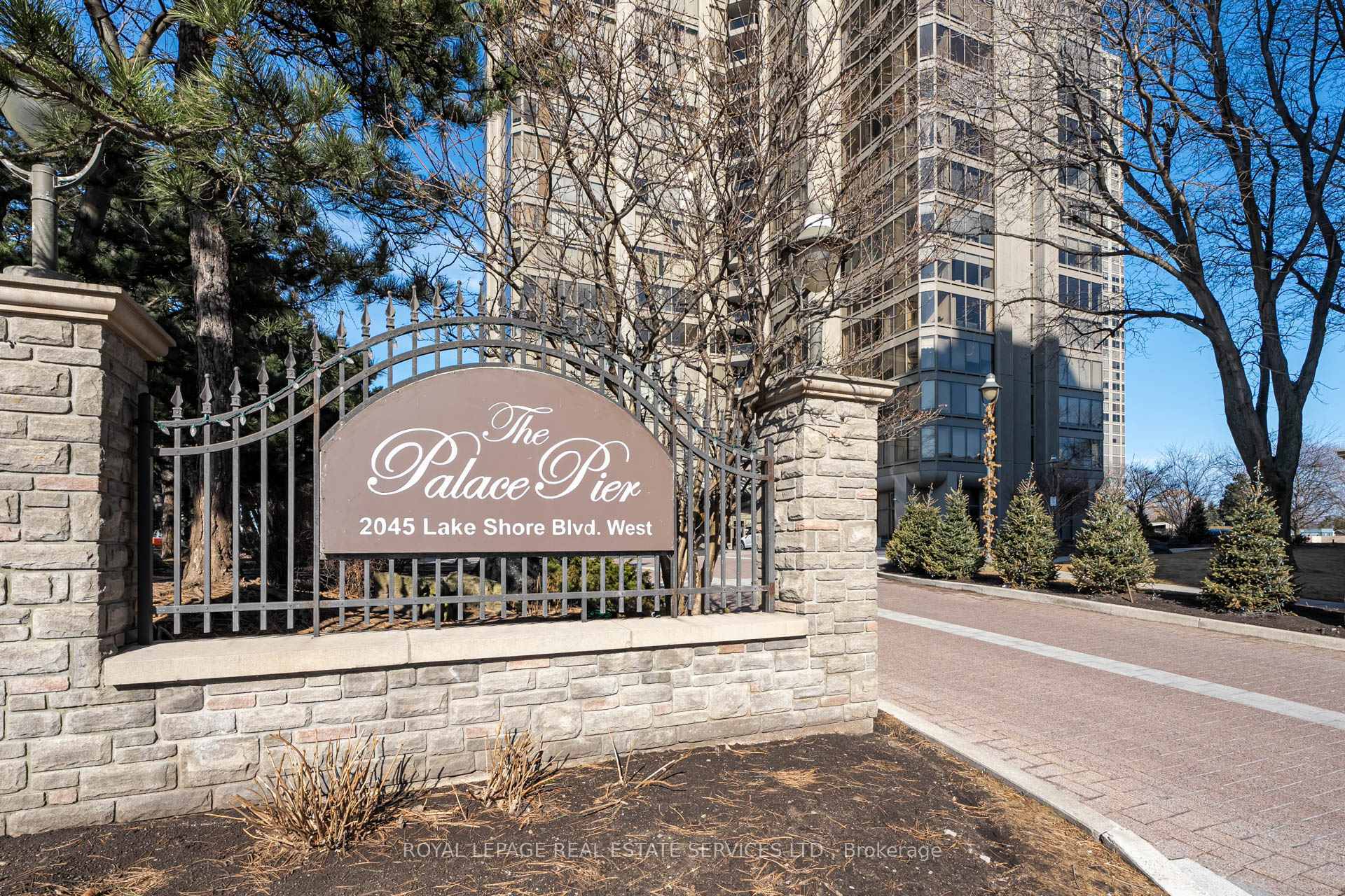 Property Photo: 2045 Lake Shore Boulevard W 4404 ON M8V 2Z6
