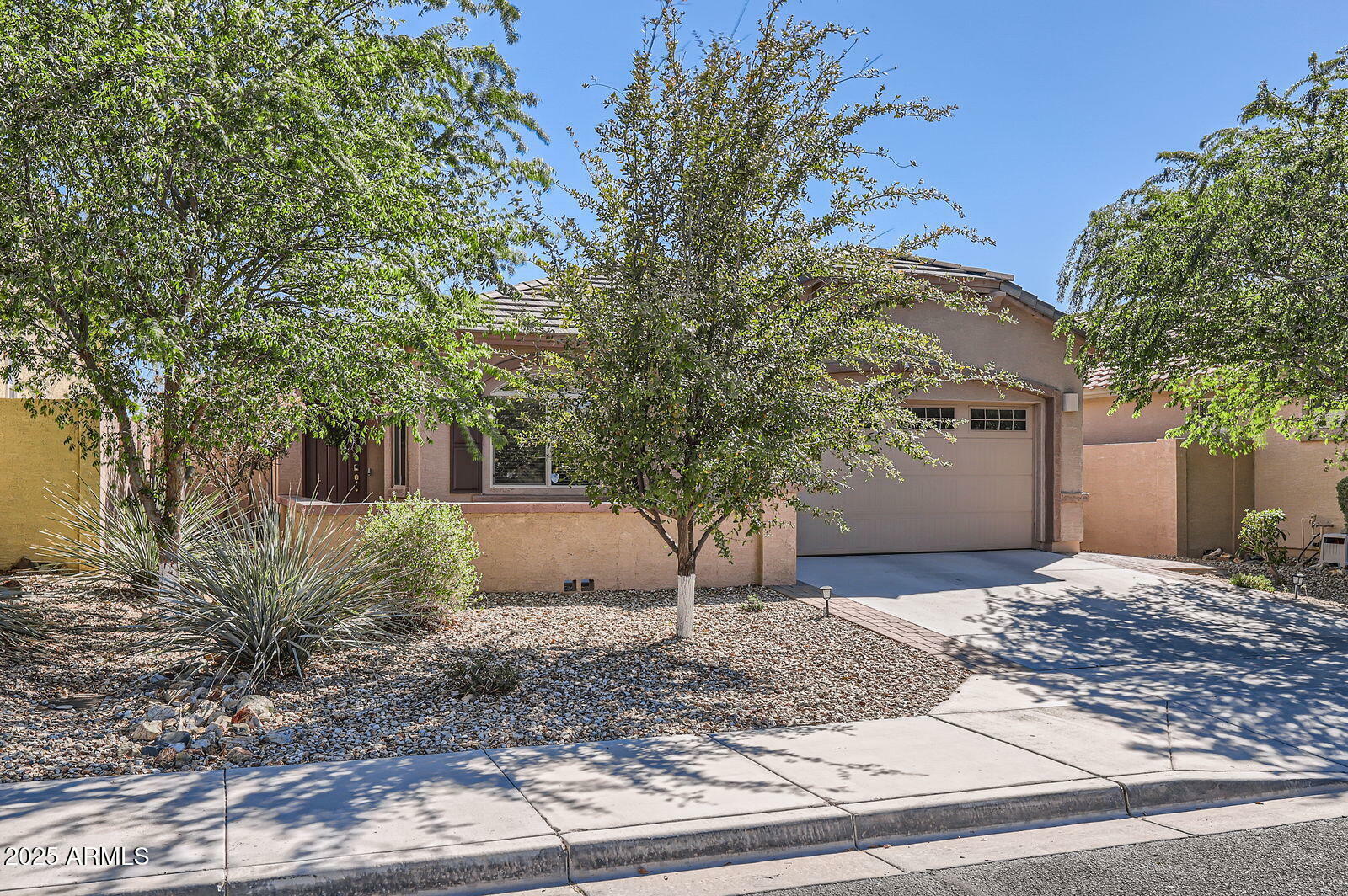 Property Photo: 7589 W Quail Track Drive AZ 85383