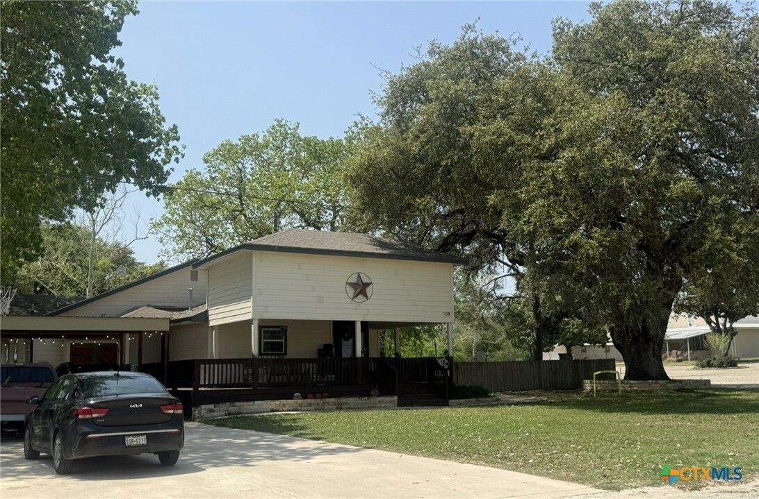 Property Photo: 108 Guerra Street TX 78160