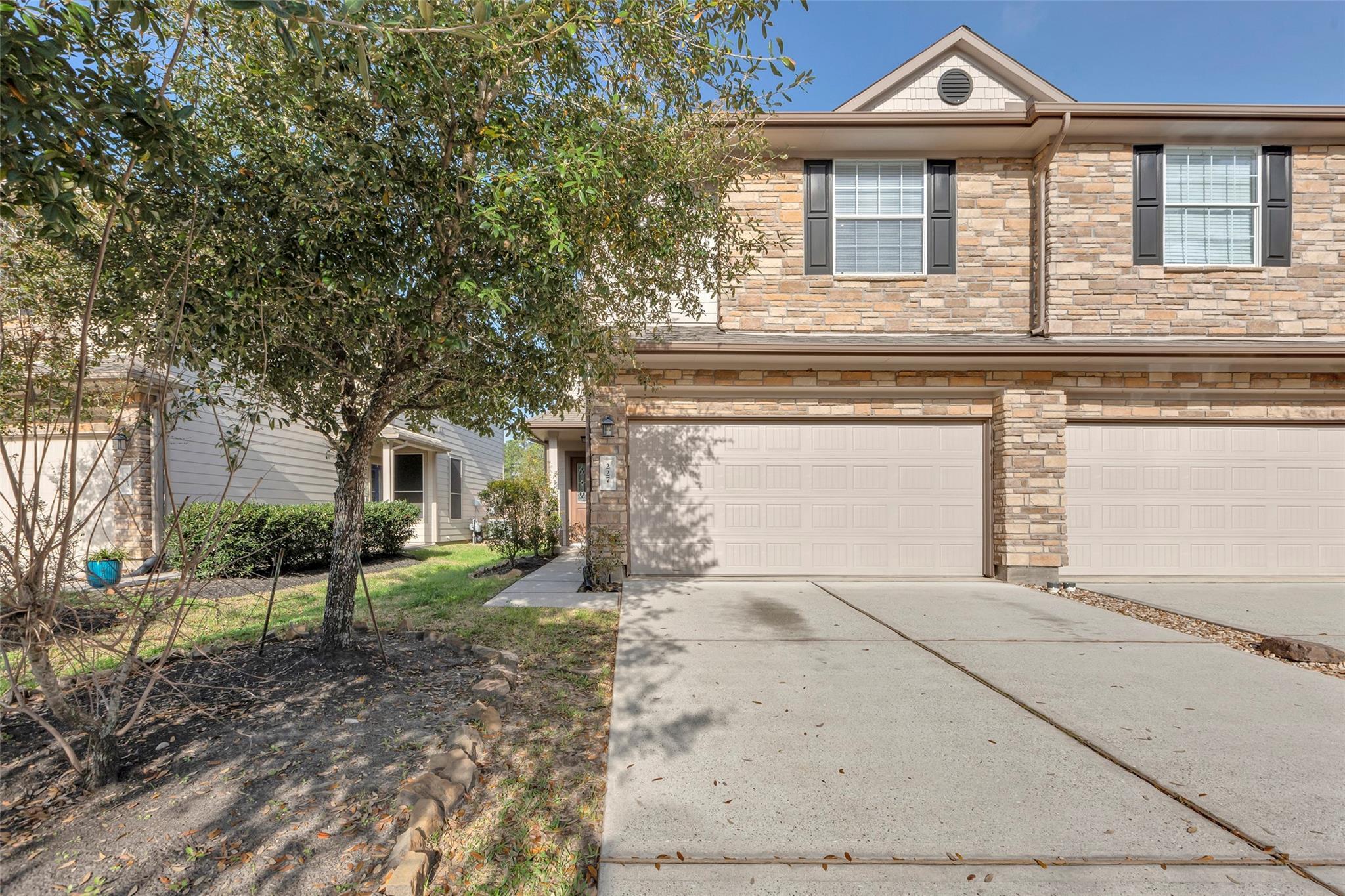 Property Photo: 227 Bloomhill Place TX 77354