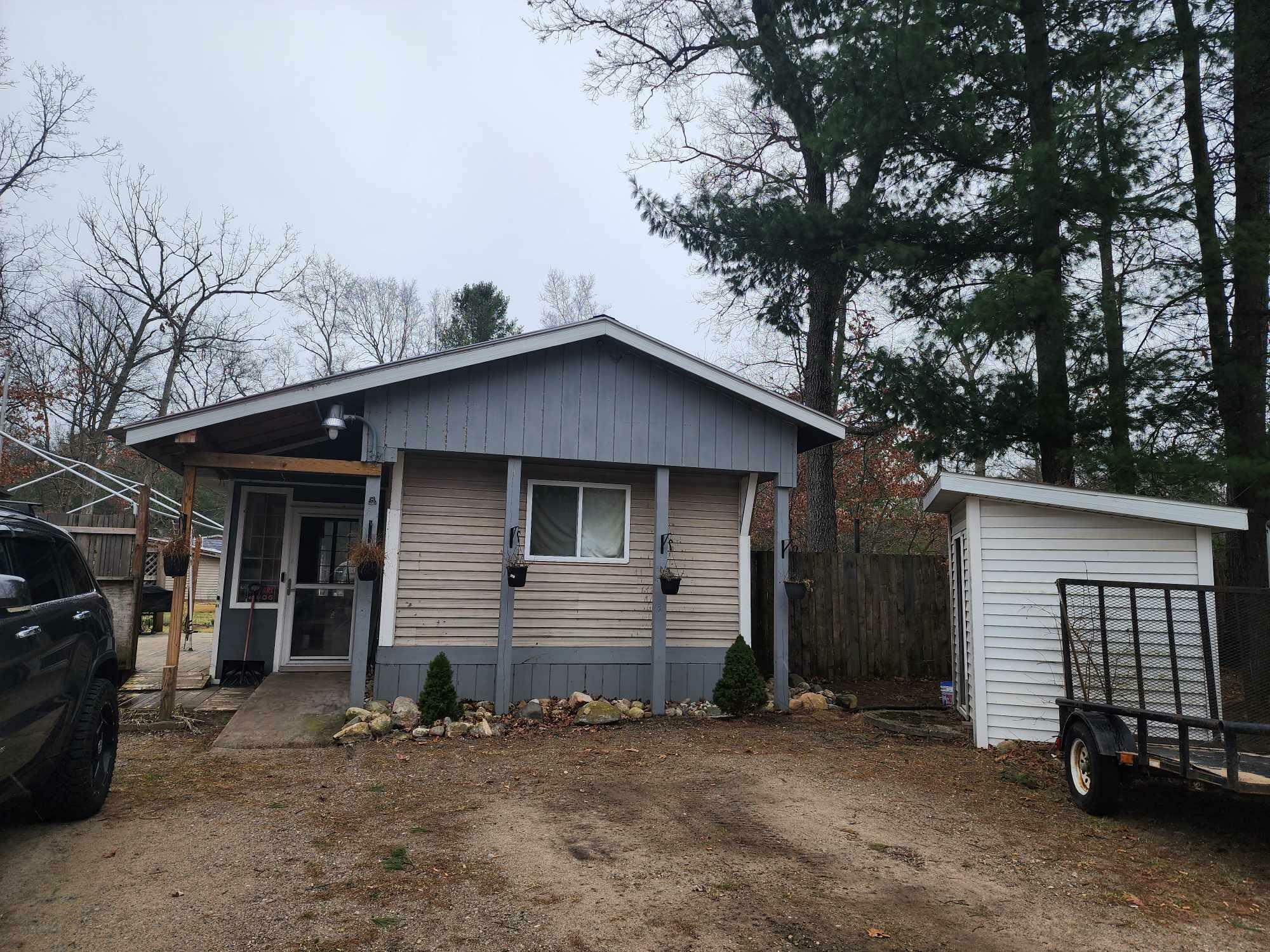 Property Photo: 727 W Lakewood MI 49457