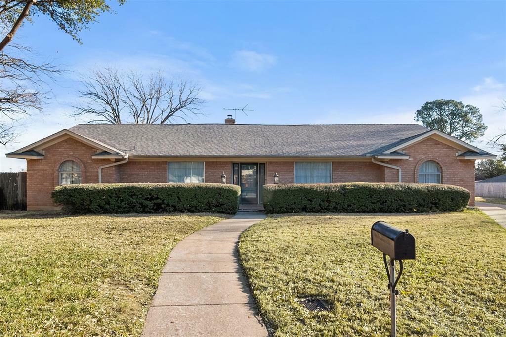 Property Photo: 1611 Royal Mile Court TX 76015