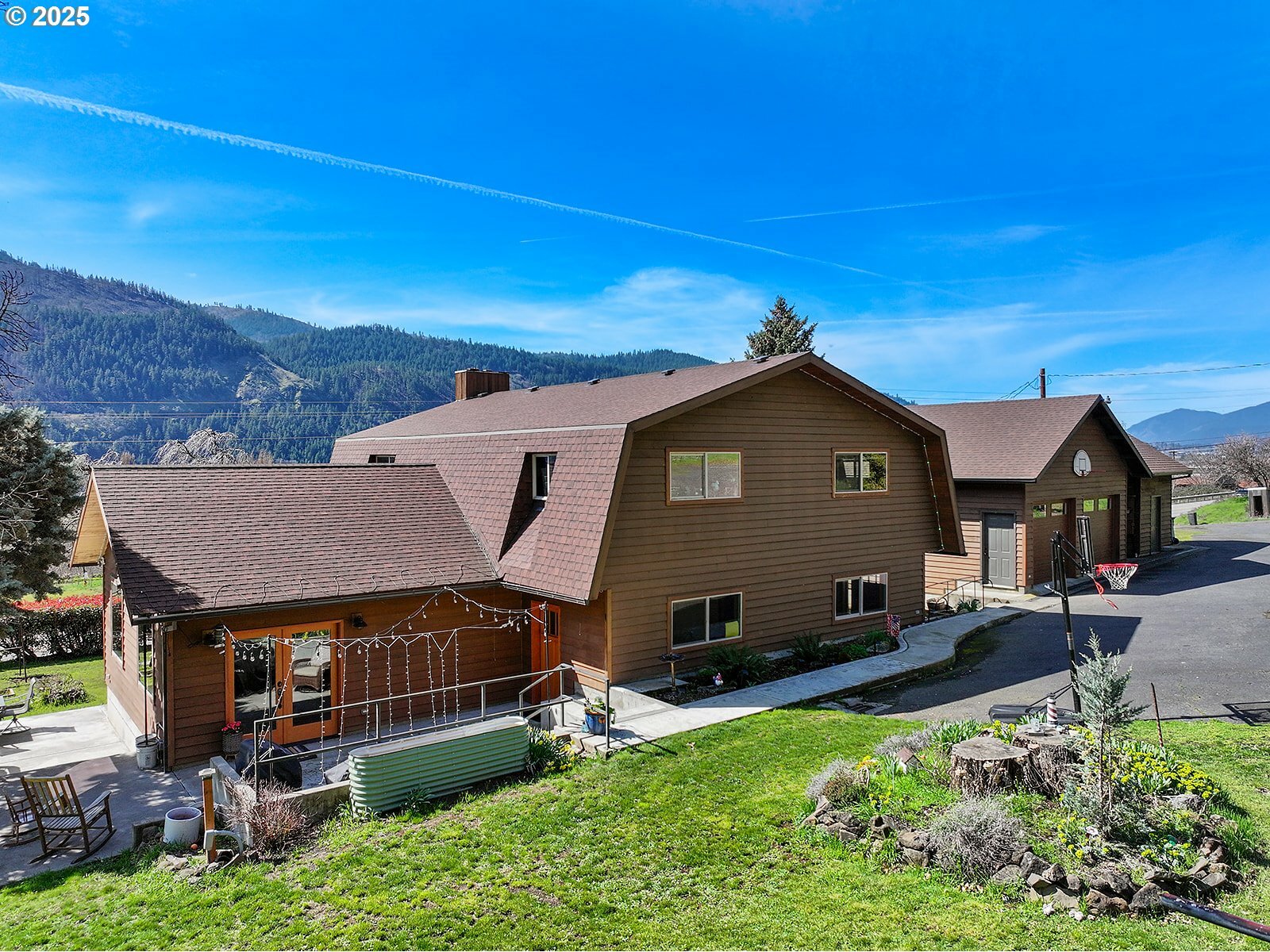 102 Henderson Dr  Bingen WA 98605 photo