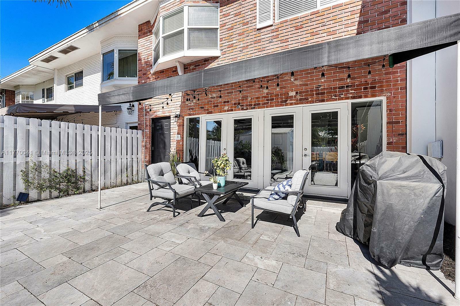 Property Photo: 8 Hathaway Ln FL 33305