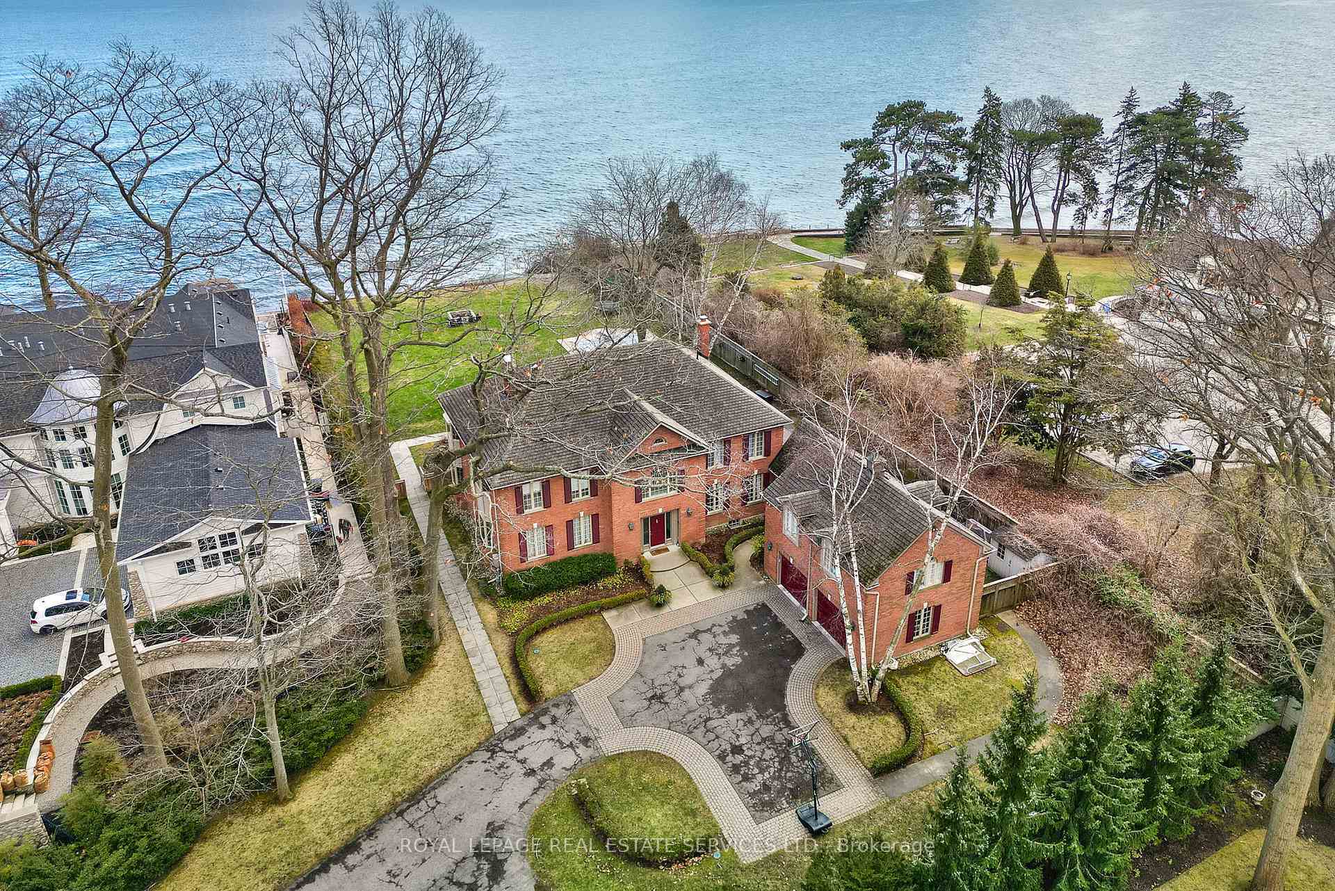 Property Photo: 16 Ennisclare Drive W ON L6J 4N2