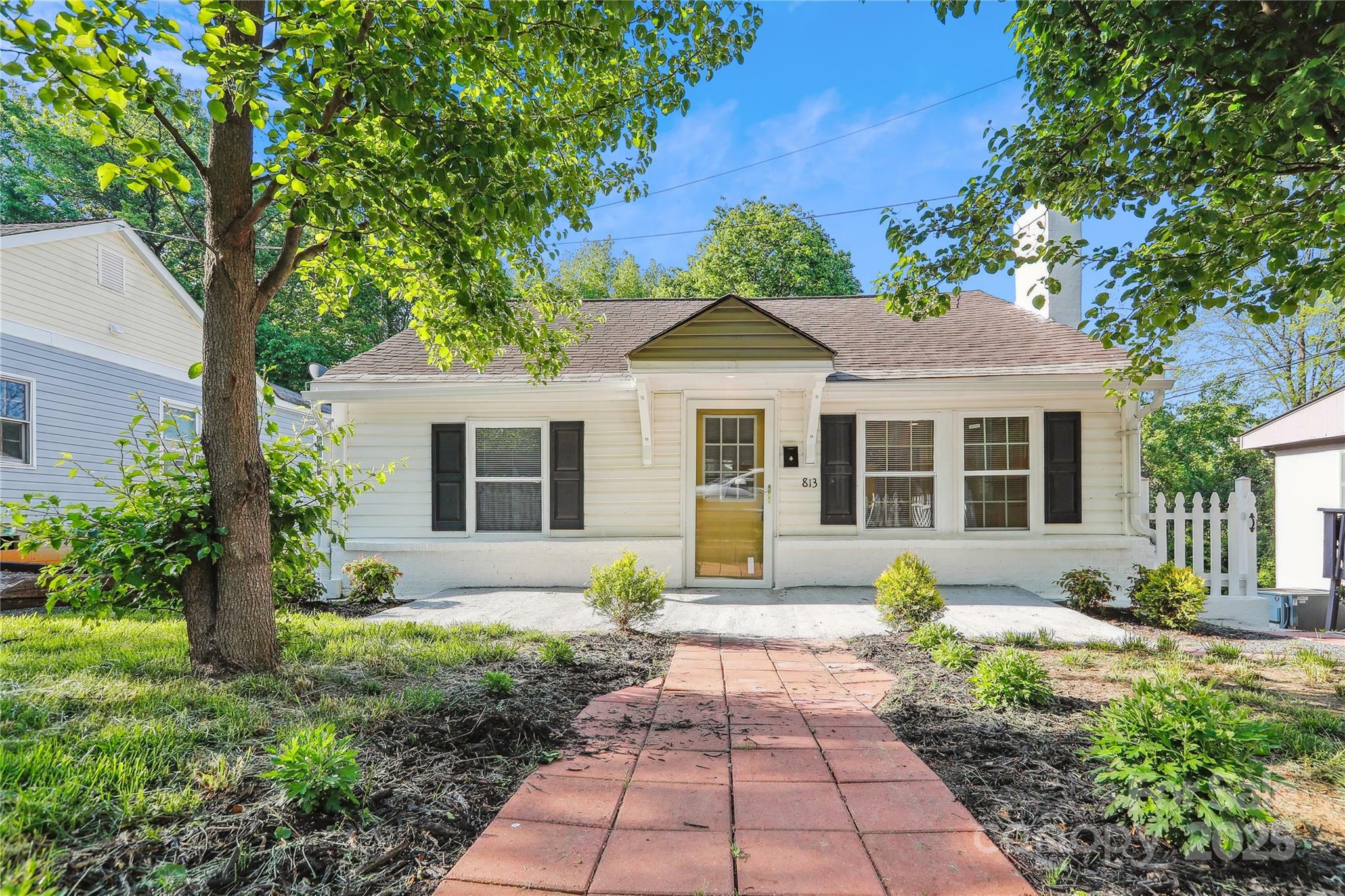 Property Photo: 813 North Avenue NC 28208