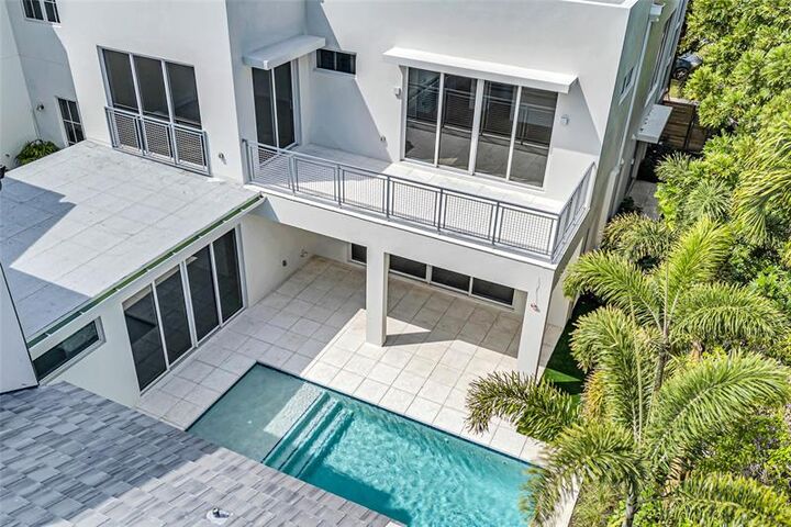 Property Photo:  1504 NE 6th Ct  FL 33304 