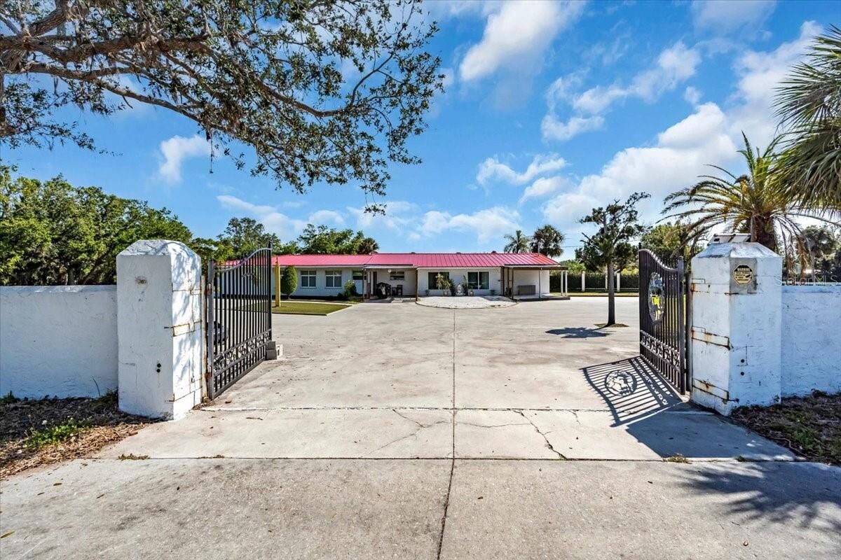 Property Photo:  2211 Englewood Road  FL 34223 