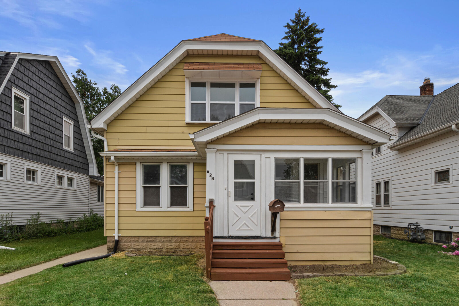 Property Photo:  624 Menomonee Ave  WI 53172 