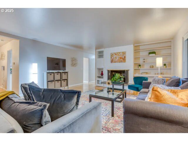 Property Photo: 8720 SW Katherine Ln OR 97225