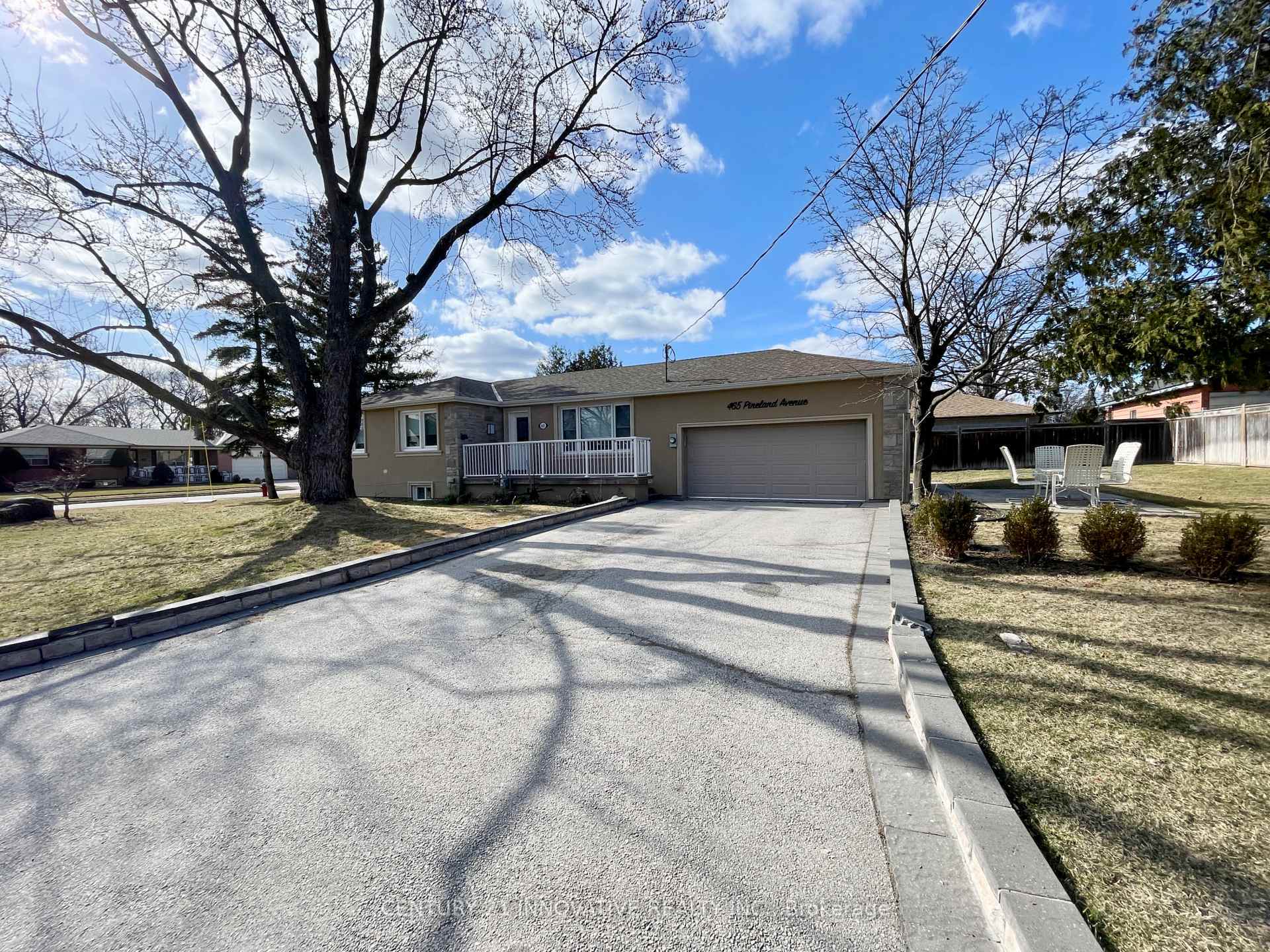 Property Photo: 465 Pineland Avenue ON L6K 1Z6