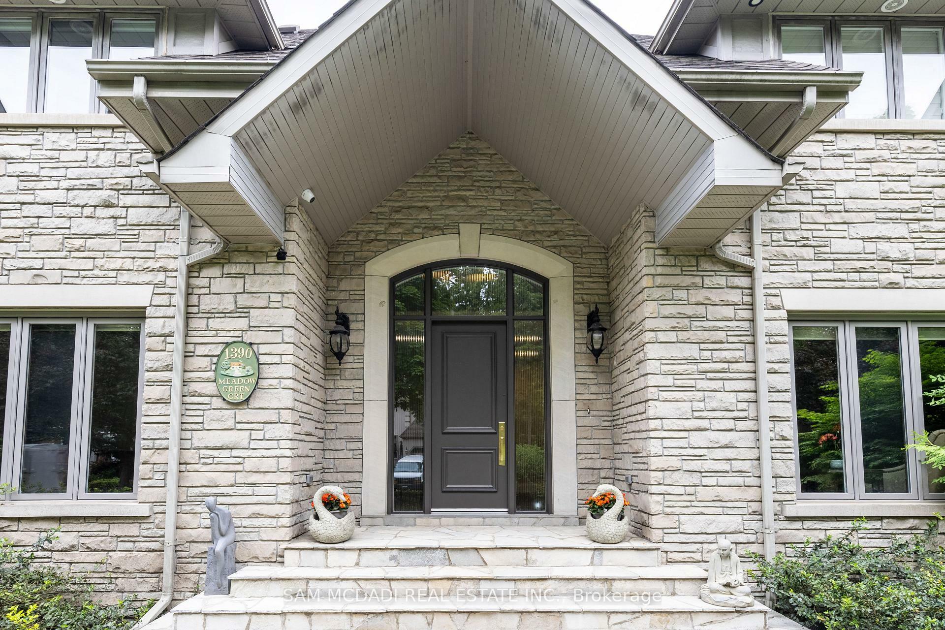 Property Photo: 1390 Meadow Green Court ON L5H 4J3