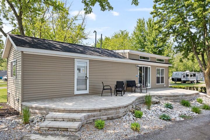 Photo de la propriété:  981 County Rd 2 614  ON N8L 1B4 