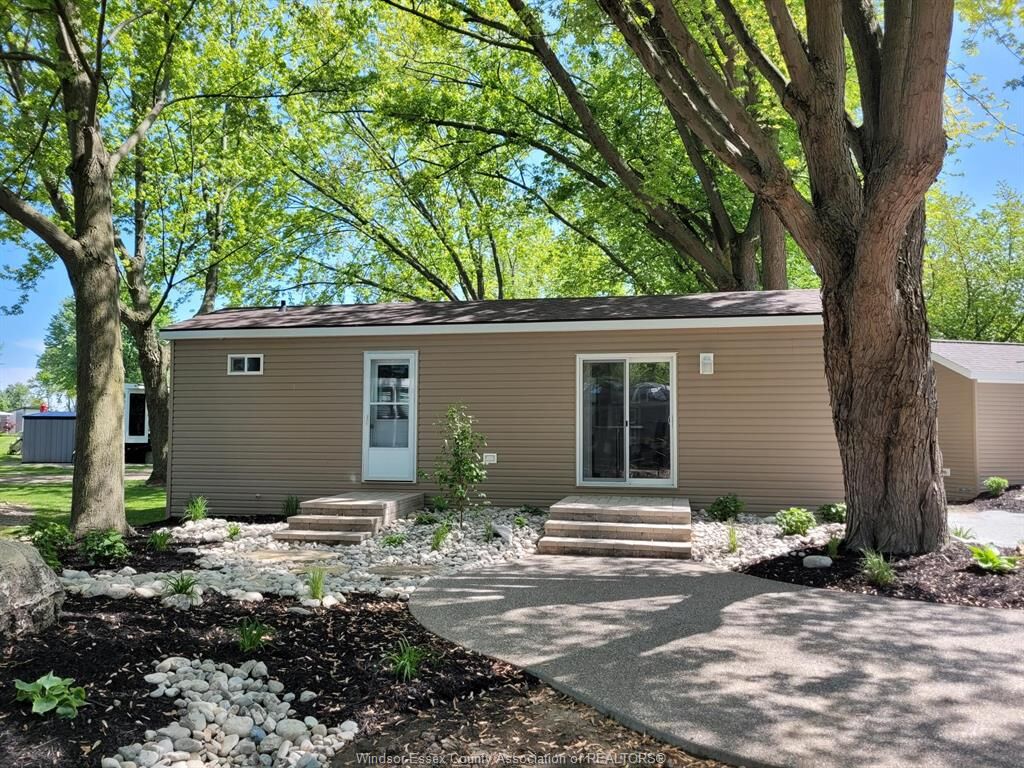 Photo de la propriété: 981 County Rd 2 528 ON N8L 1B4