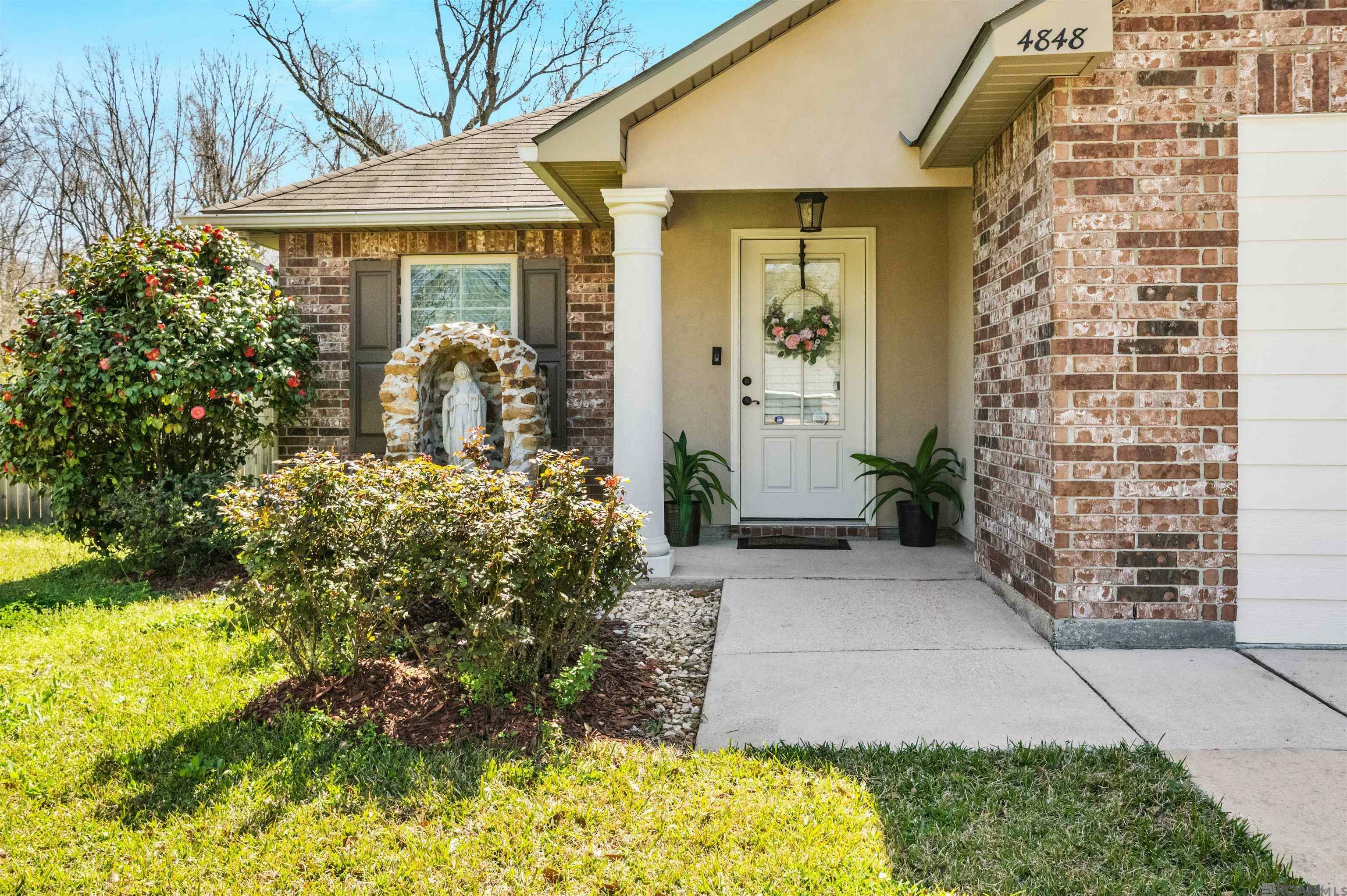 Property Photo: 4848 Lois Dr LA 70791