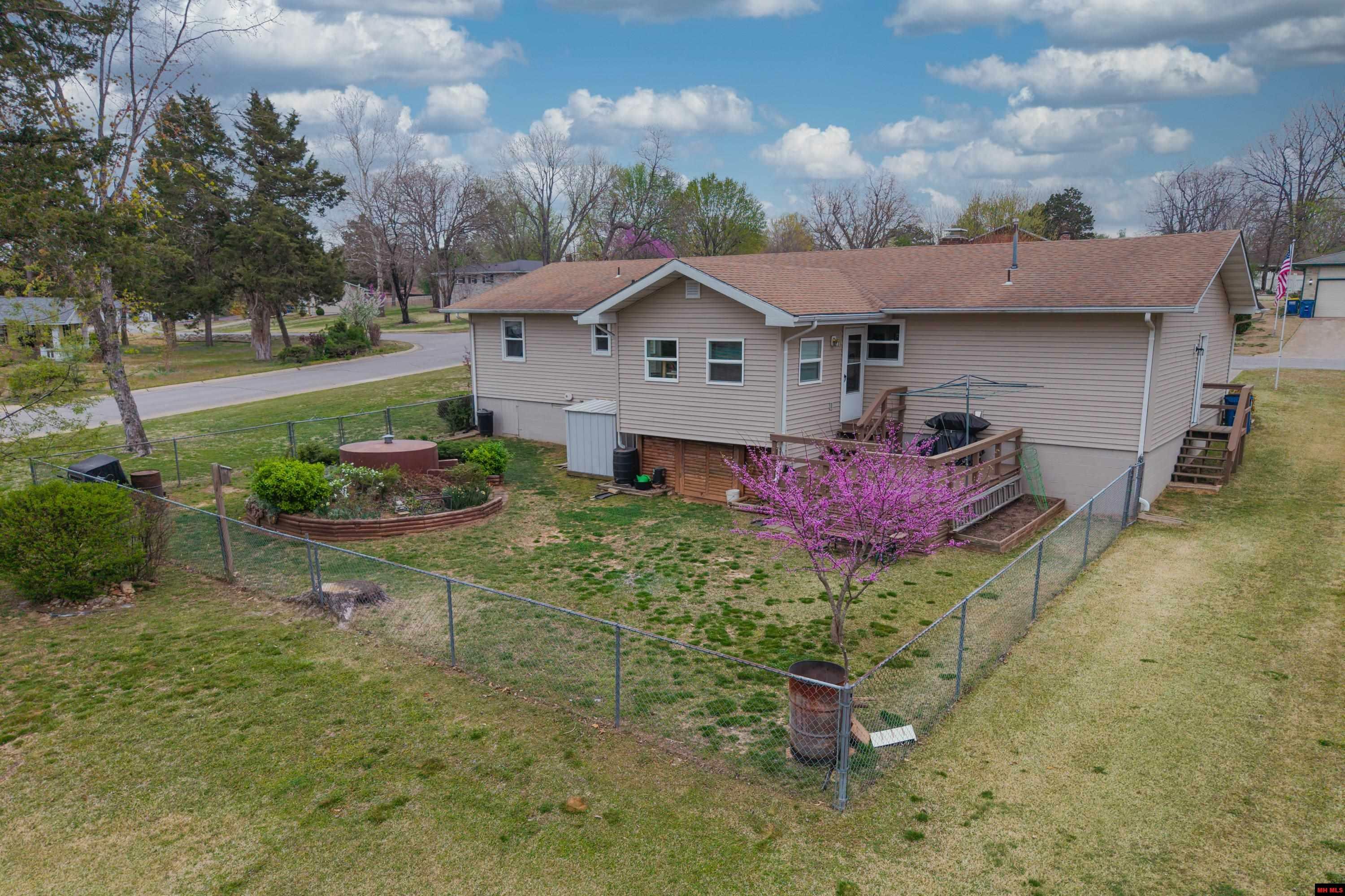 Property Photo: 102 Parkview Drive AR 72653