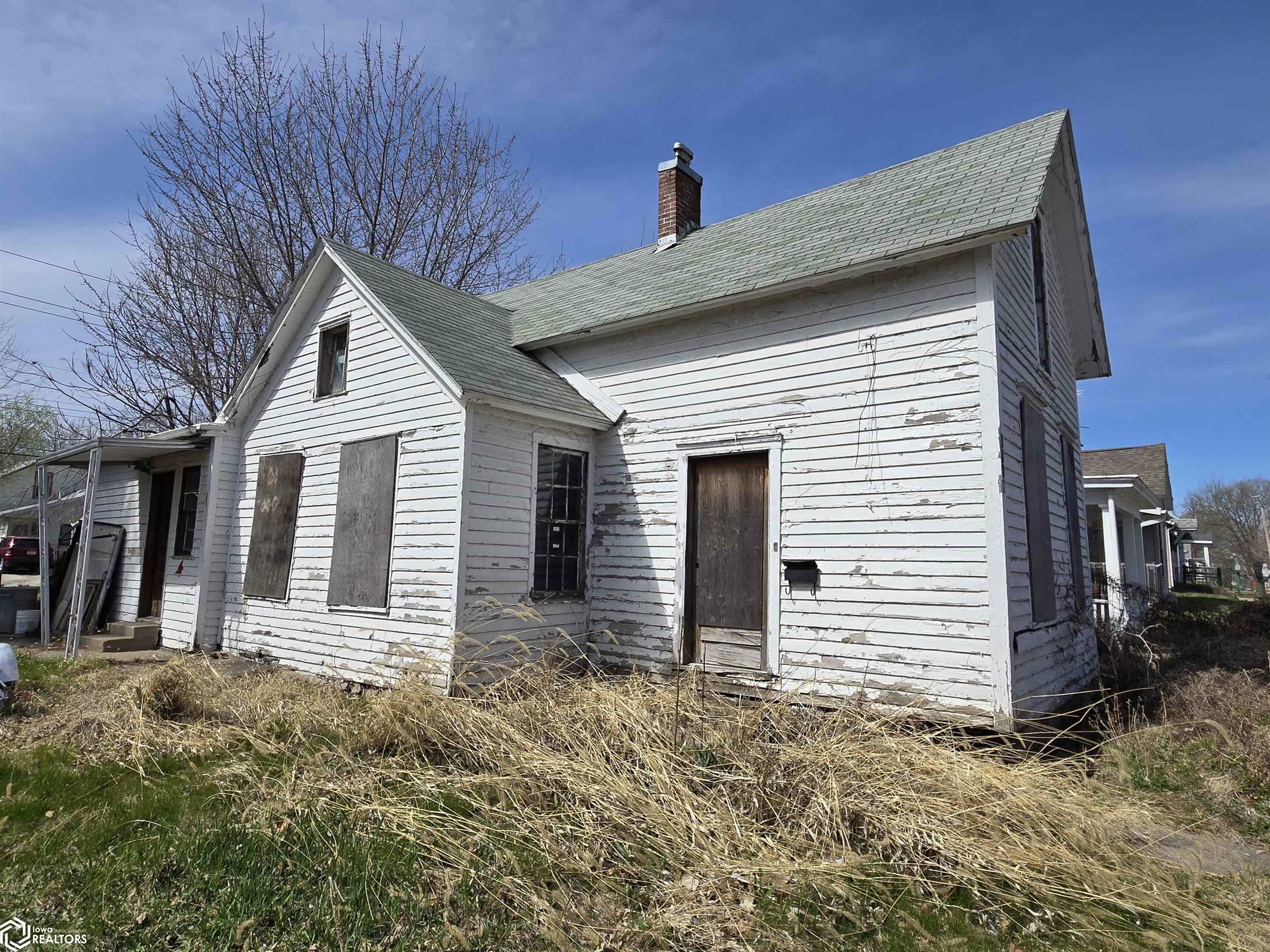 Property Photo: 1309 S 10th Street IA 52601