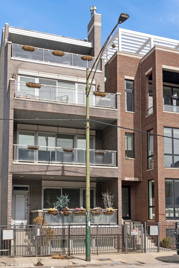 Property Photo: 2467 N Clybourn Avenue 3 IL 60614