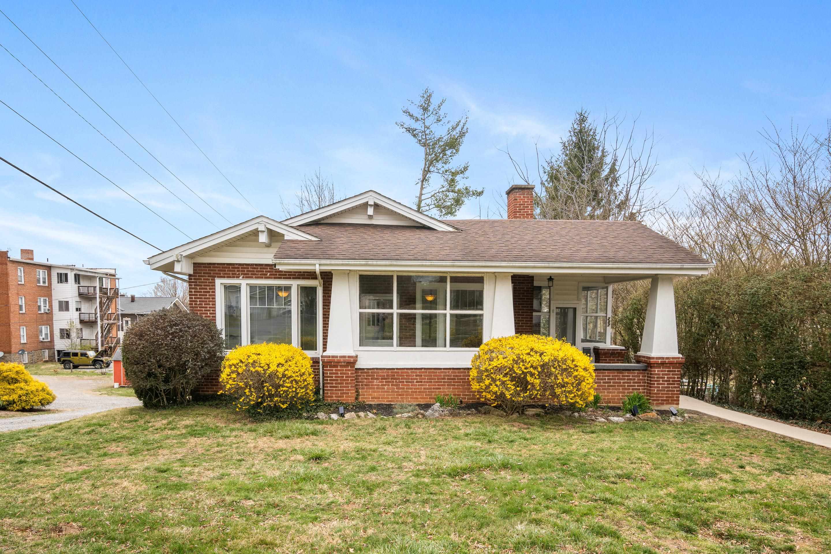 Property Photo: 207 Harvey Street VA 24141