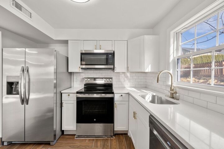 Property Photo: 4 Midgley Ln MA 01604