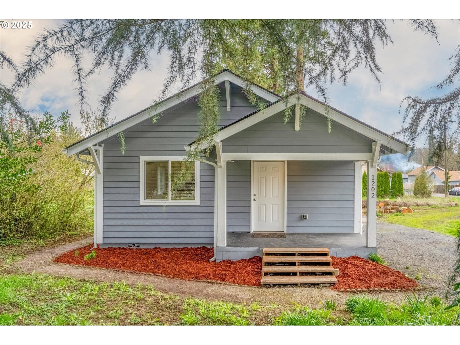 Property Photo:  1202 N Pacific Ave  WA 98626 