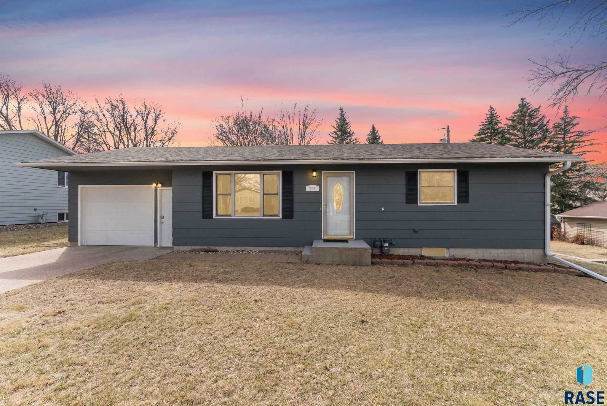 Property Photo: 703 E 11th St SD 57022