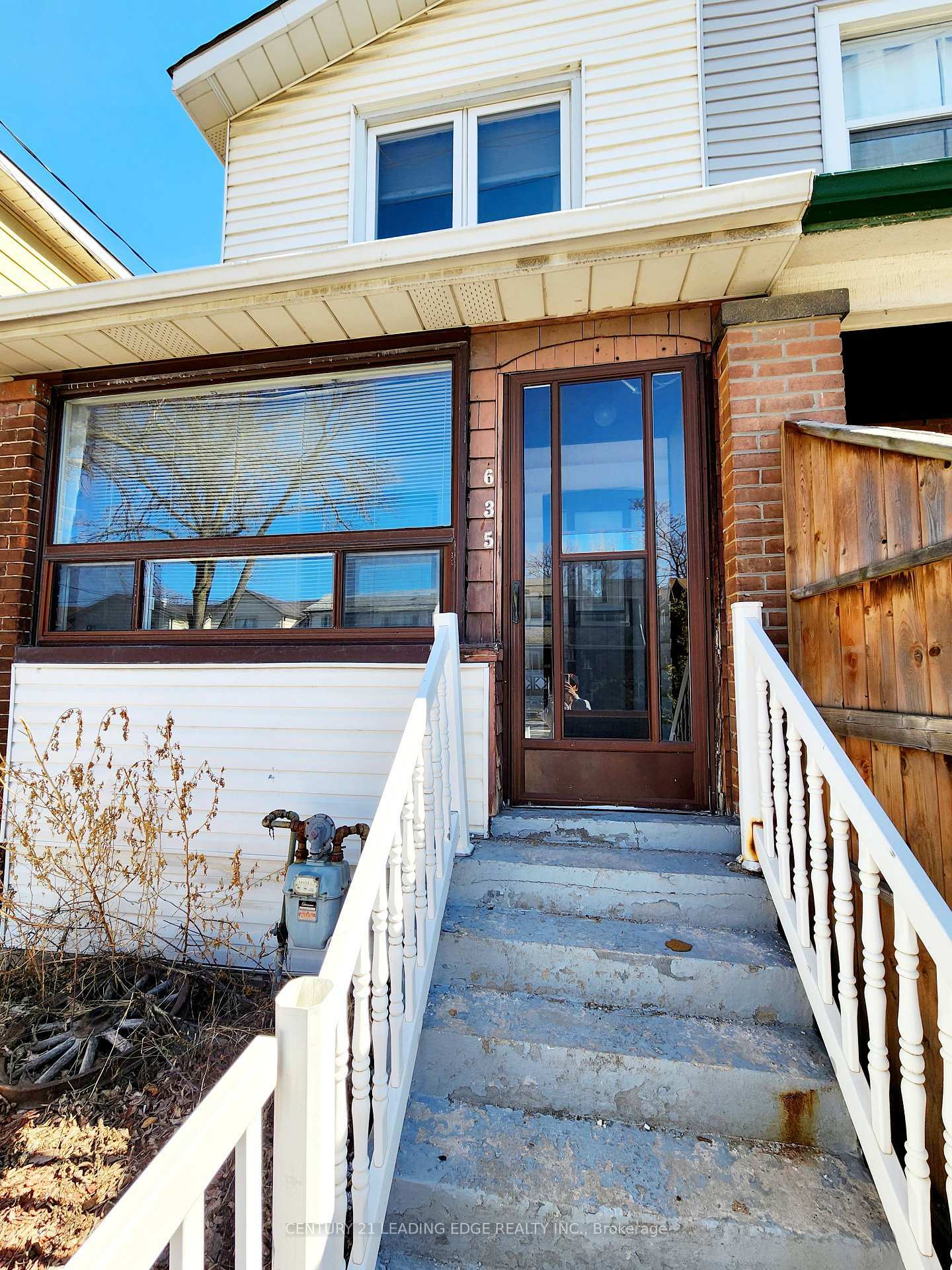Photo de la propriété: 635 Coxwell Avenue ON M4C 3B8