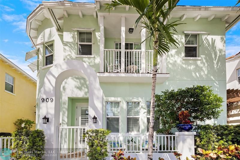Property Photo: 909 N Victoria Park Rd FL 33304