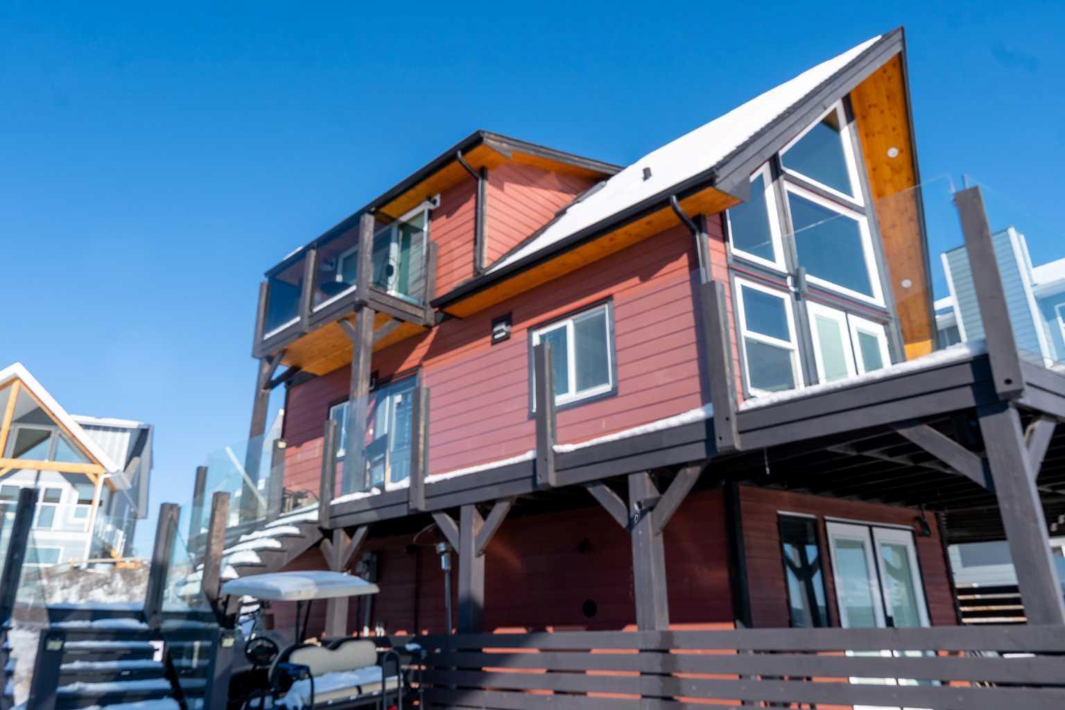 Property Photo:  456 Cottageclub Cove  AB T4C 1B1 