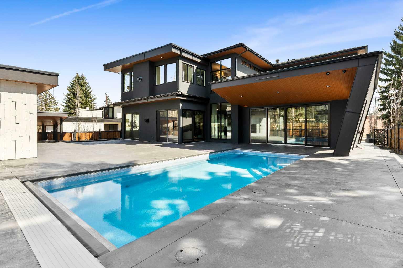 Property Photo: 1016 Beverley Boulevard SW AB T2V 2C5