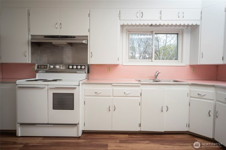Property Photo: 402 W Helena Avenue WA 98926