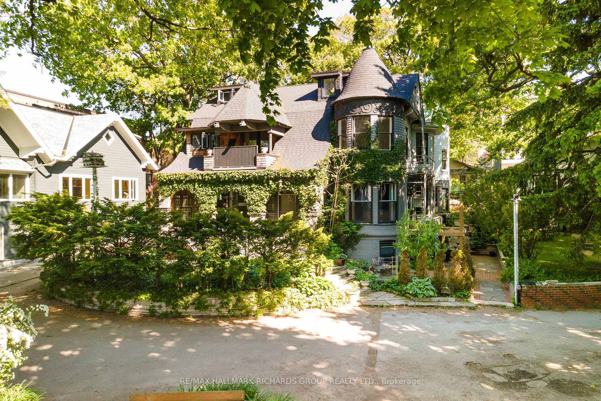 Property Photo: 3025 Queen Street E ON M1N 1A5